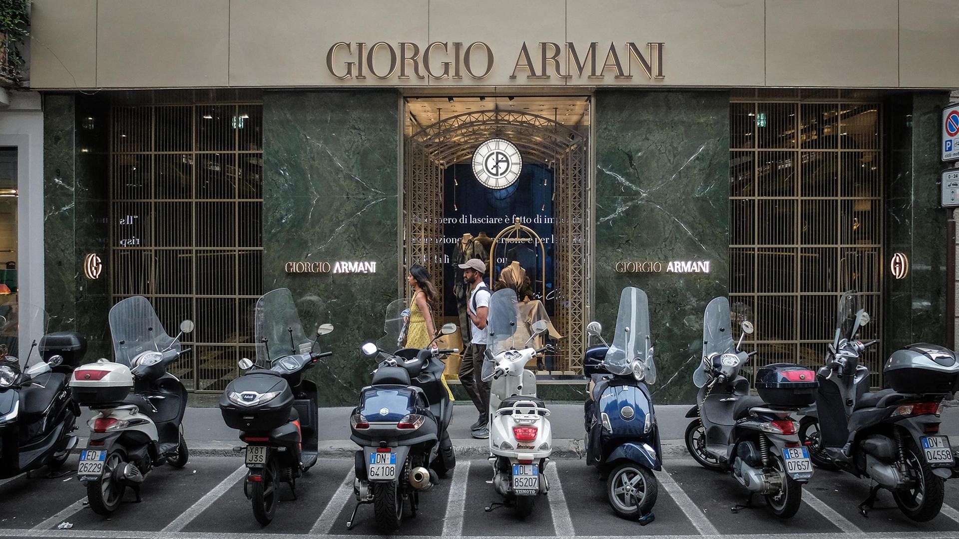 Außenansicht eines Armani-Geschäfts in Mailand. | EPA