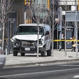 Ein beschädigter Lieferwagen steht in Toronto auf dem Gehweg, nachdem der Lieferwagen in eine Gruppe von Fußgängern fuhr.