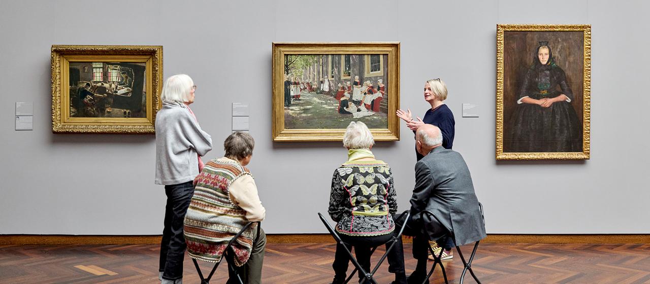 Ältere Menschen bei einer Führung im Frankfurter Städel Museum