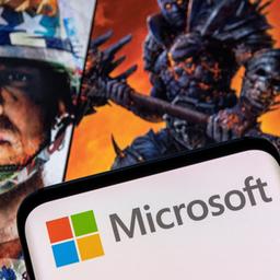 Ein Microsoftschriftzug vor Charakteren aus Activision-Spielen.