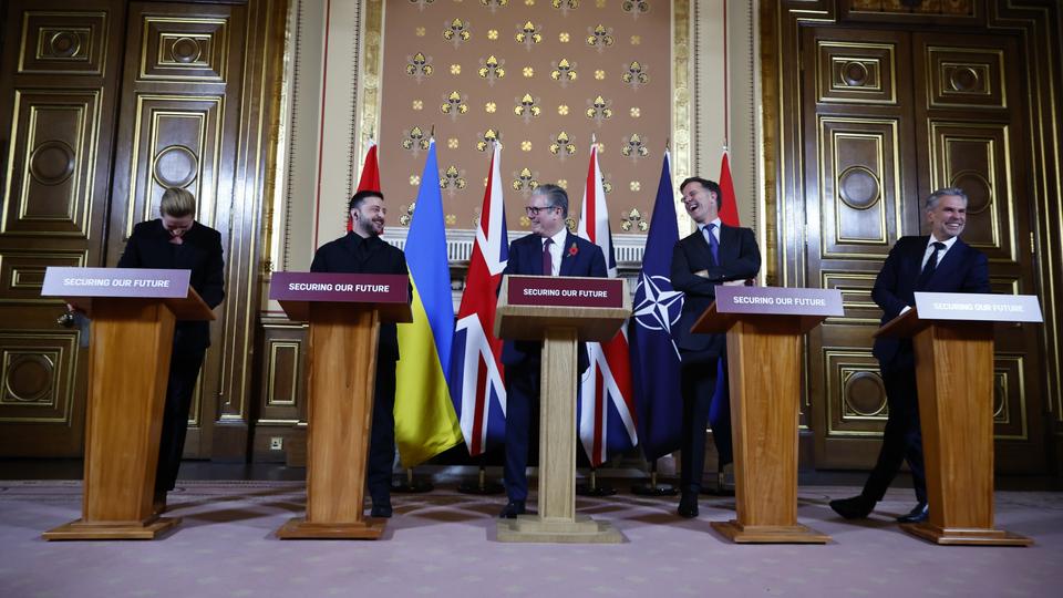 Mette Frederiksen, Wolodymyr Selenskyj, Keir Starmer,Mark Rutte und Dick Schoof (von links nach rechts) | EPA Mette Frederiksen, Wolodymyr Selenskyj, Keir Starmer,Mark Rutte und Dick Schoof (von links nach rechts)