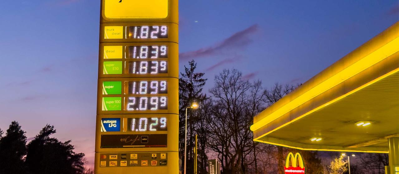 Preistafel an einer Tankstelle.