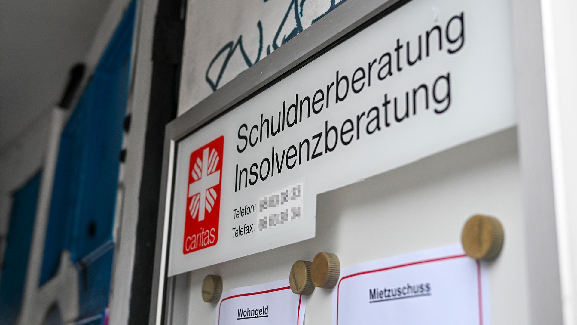 Hinweisschild einer Schuldner- und Insolvenzberatung der Caritas. | picture alliance/dpa