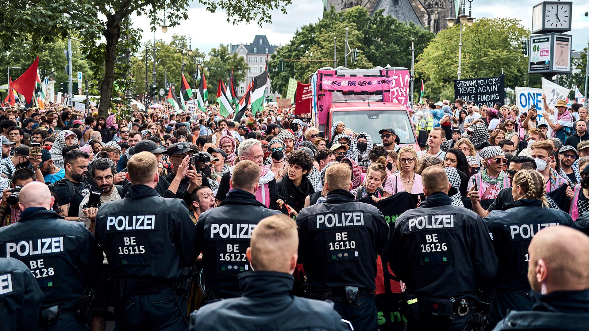 Teilnehmer der Internationalist Queer Pride for Liberation (IQP) stehen bei einer Aktion am Südstern in Kreuzberg Polizisten gegenüber. Quelle: dpa/Michael Ukas | dpa/Michael Ukas