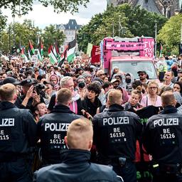 Teilnehmer der Internationalist Queer Pride for Liberation (IQP) stehen bei einer Aktion am Südstern in Kreuzberg Polizisten gegenüber. Quelle: dpa/Michael Ukas