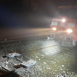 Rasenmäher und Betonteile im Gleis: Zeugenaufruf der Bundespolizei