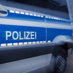Ein Fahrzeug der Polizei steht auf einer Straße.