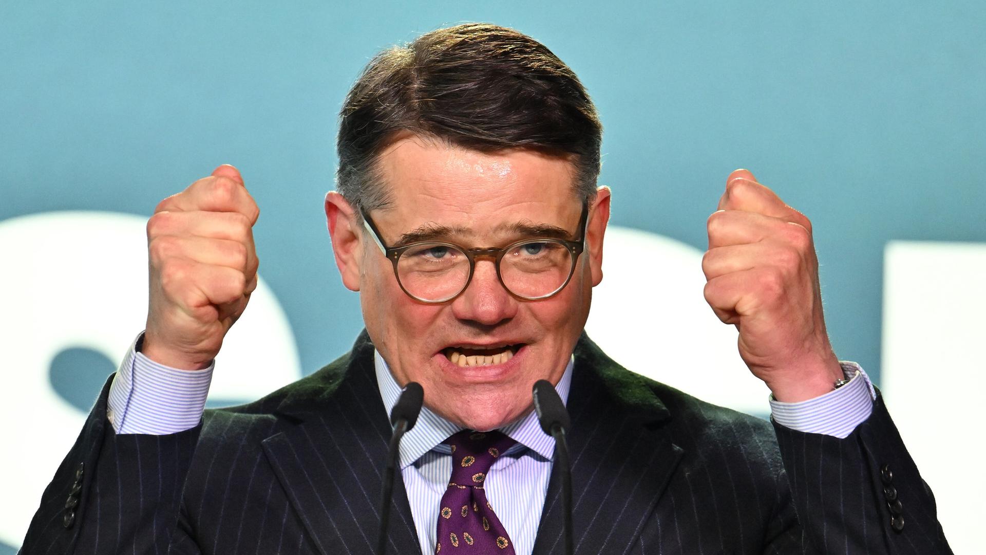 Boris Rhein (CDU), Hessischer Ministerpräsident und Landesvorsitzender der CDU Hessen, spricht bei einer Wahlkampfveranstaltung in der Nordhessenhalle. | picture alliance/dpa | Swen Pförtner