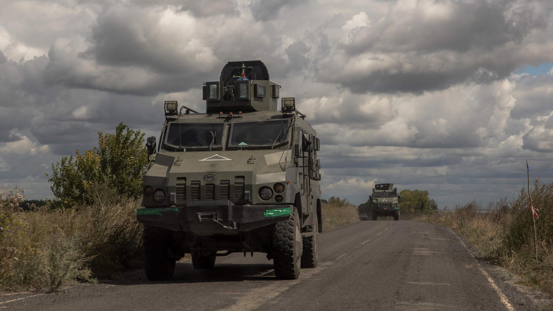Eine ukrainisches Militärfahrzeug fährt in der Region Sumy Richtung Kursk.