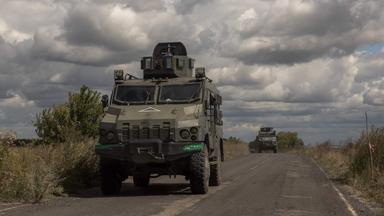 Eine ukrainisches Militärfahrzeug fährt in der Region Sumy Richtung Kursk.