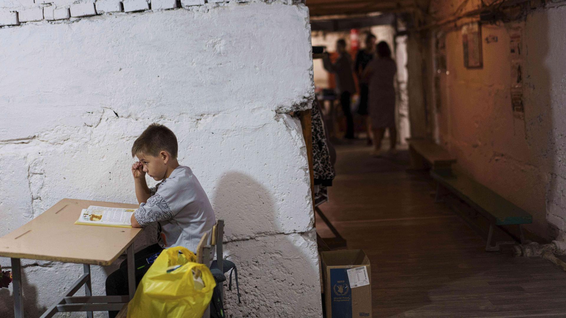 Ein Schüler am ersten Schultag in der Ukraine. | dpa