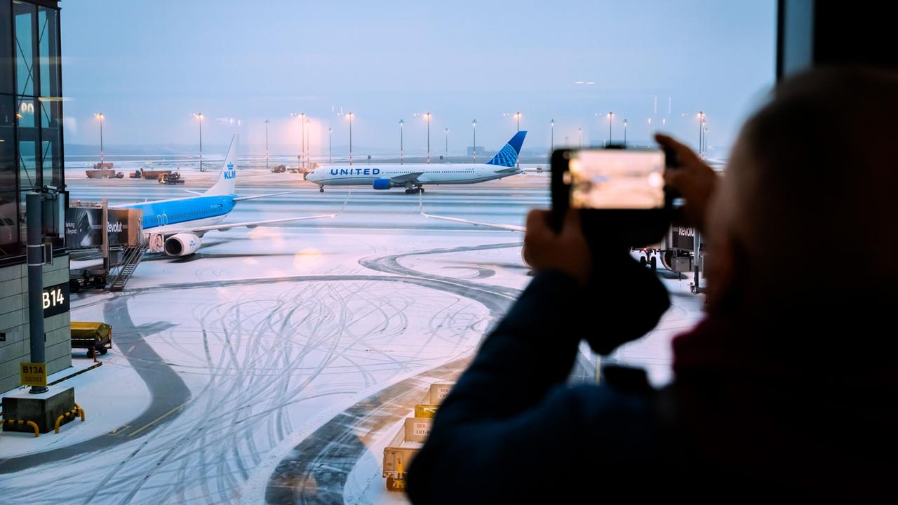 Winterwetter in Berlin: Keine Starts am BER möglich