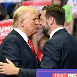 Donald Trump und J.D. Vance bei der Wahlkampfveranstaltung in Michigan