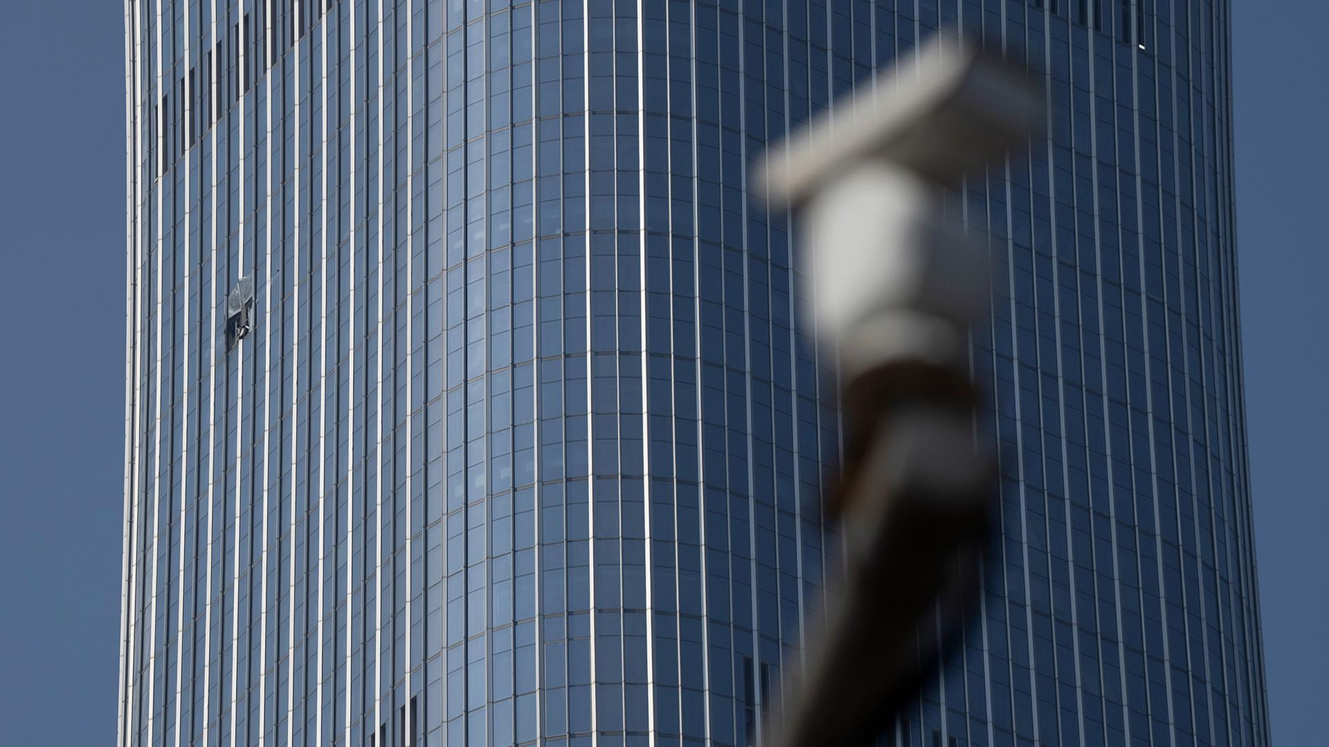An der Fassade eines Wolkenkratzers ist ein Schaden zu sehen. | AP Photo/Ng Han Guan