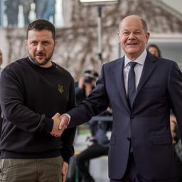 Olaf Scholz (rechts) empfängt Wolodymyr Selenskyj