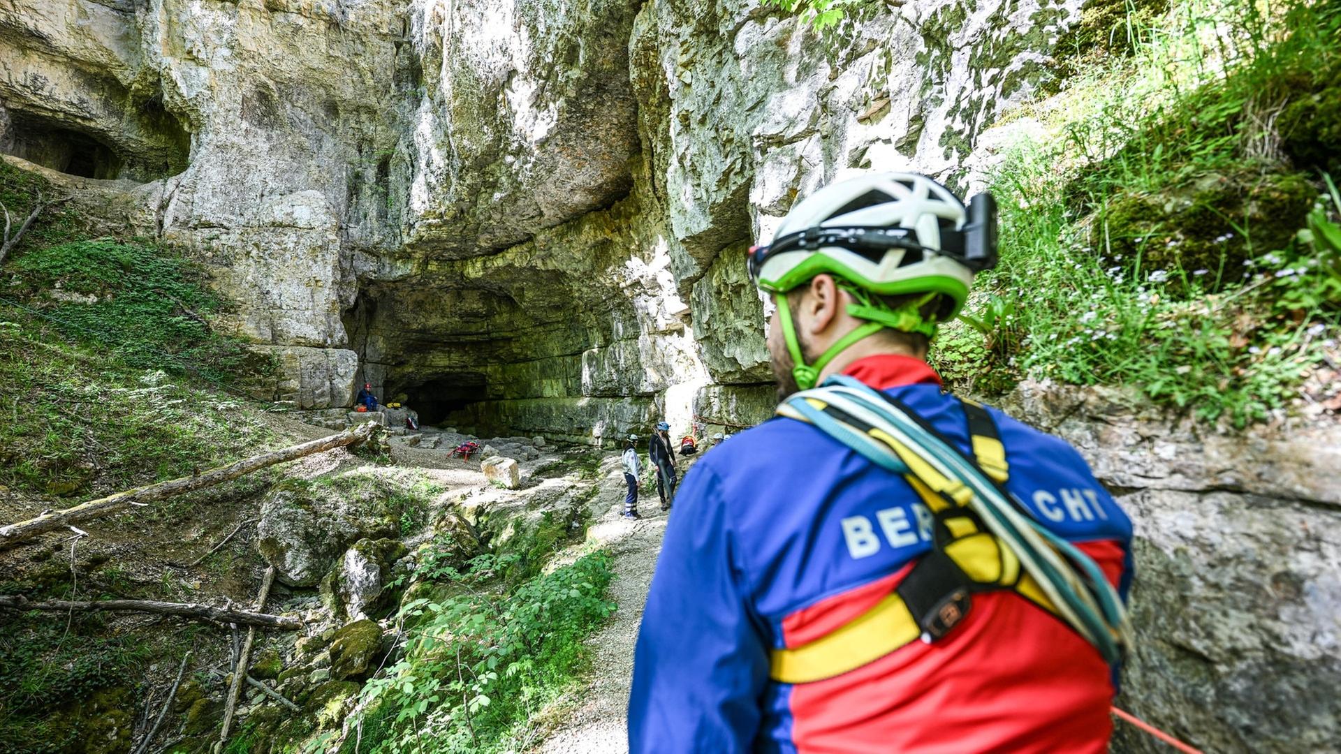 Die Bergwacht ist an einem Rettungseinsatz in der Falkensteiner HÃ¶hle auf der SchwÃ¤bischen Alb beteiligt. Ein Wanderer ist in der HÃ¶hle auf der SchwÃ¤bischen Alb an den Folgen eines medizinischen Notfalls gestorben. | dpa Bildfunk, picture alliance/dpa | Marius Bulling