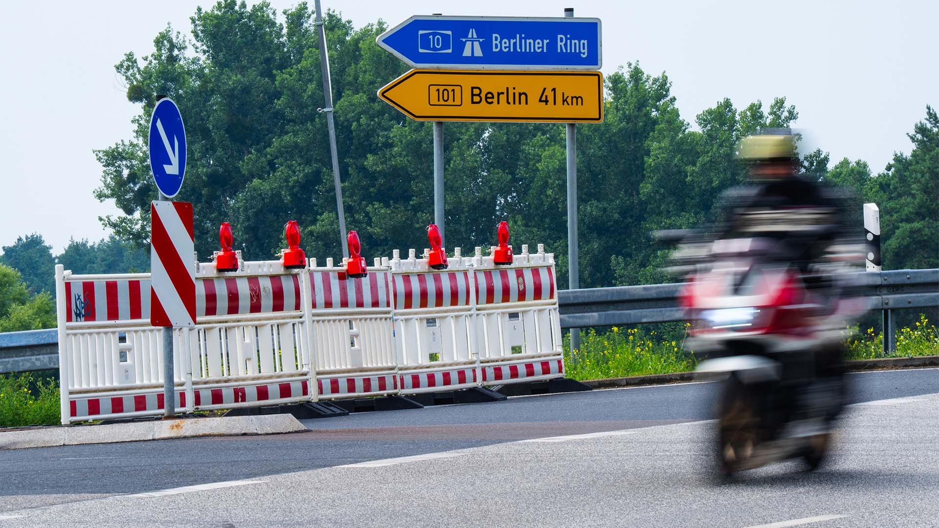 Die Auffahrt zur B101 bei Trebbin ist wegen Schäden an der Wildbrücke Thyrow gesperrt. (Quelle: dpa/Moritz) | dpa/Moritz