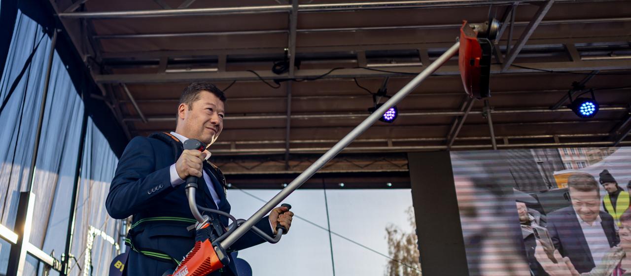 In Prag (Tschechien) tritt Okamura mit einer Rasentrimmer auf.