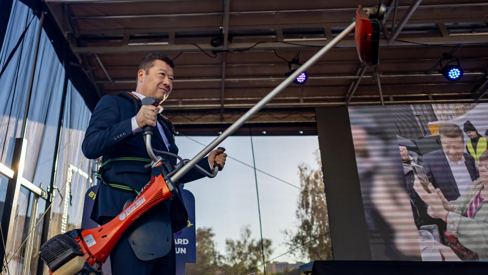 In Prag (Tschechien) tritt Okamura mit einer Rasentrimmer auf. | EPA