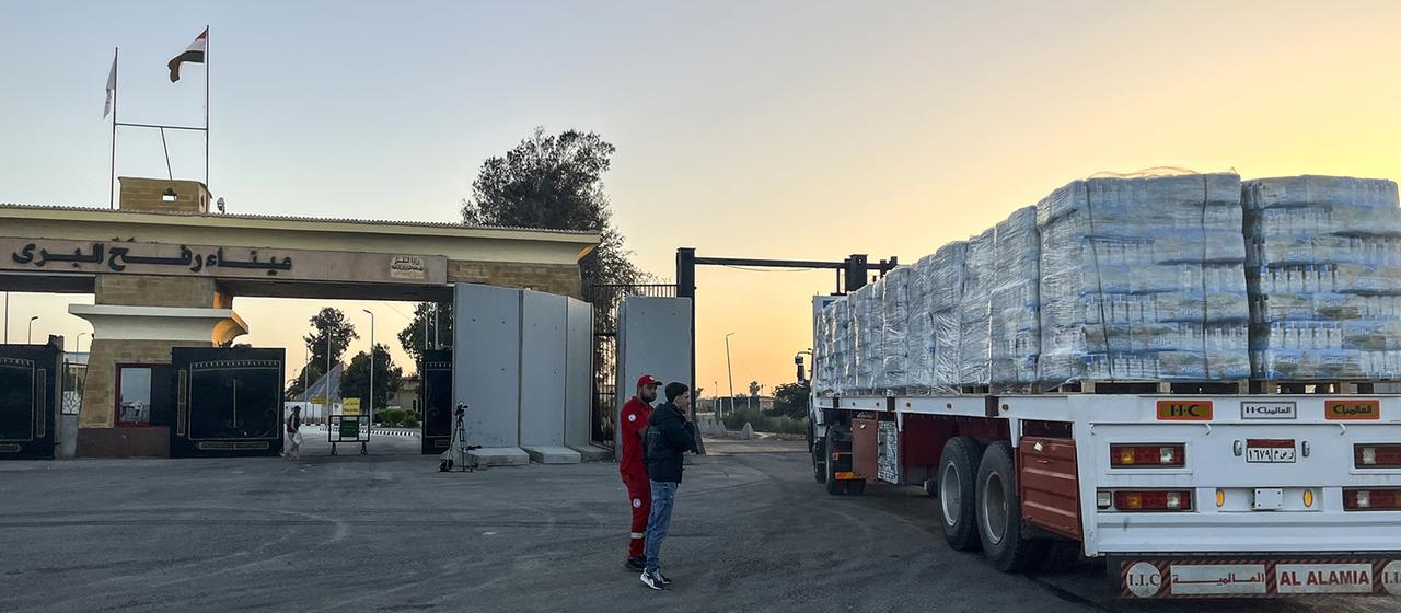 Ein Lkw mit humanitären Hilfsgütern ist am Grenzübergang Rafah zu sehen.