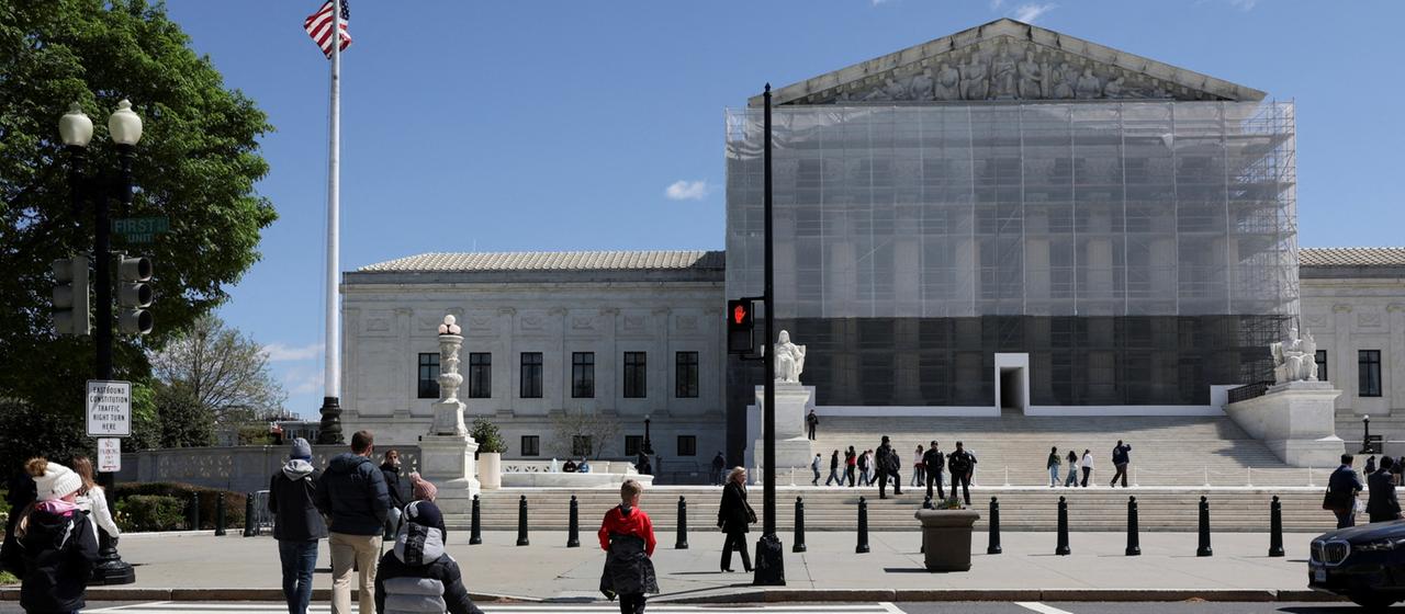 Passanten vor dem Supreme Court der USA in Washington, D.C.