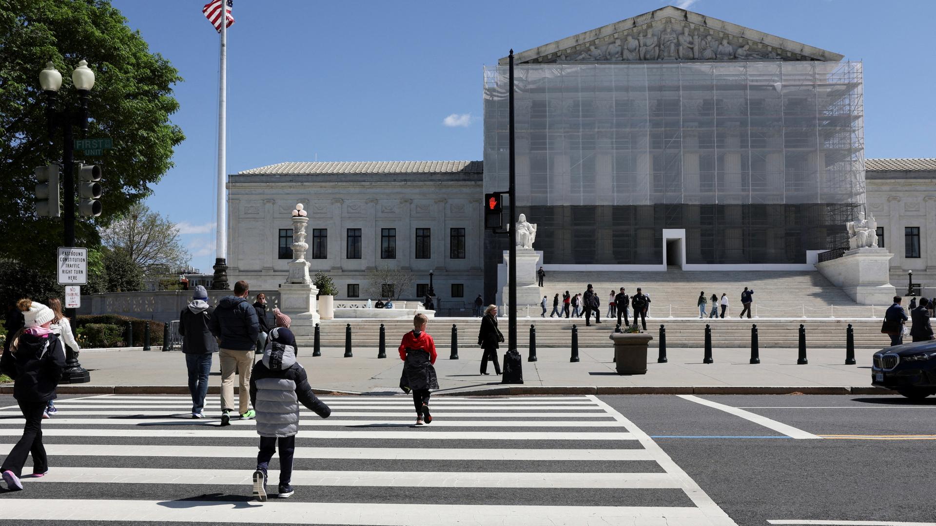Passanten vor dem Supreme Court der USA in Washington, D.C. | REUTERS