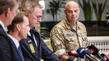 Peter Hummelgaard, Troels Lund Poulsen und Michael Wiggers Hyldgaard bei einer Pressekonferenz in Kopenhagen