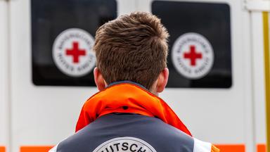 Symbolbild:Sanitäter vor einem Krankenwagen.(Quelle:picture alliance/Chromorange/M.Bihlmayer)
