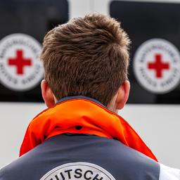 Symbolbild:Sanitäter vor einem Krankenwagen.(Quelle:picture alliance/Chromorange/M.Bihlmayer)