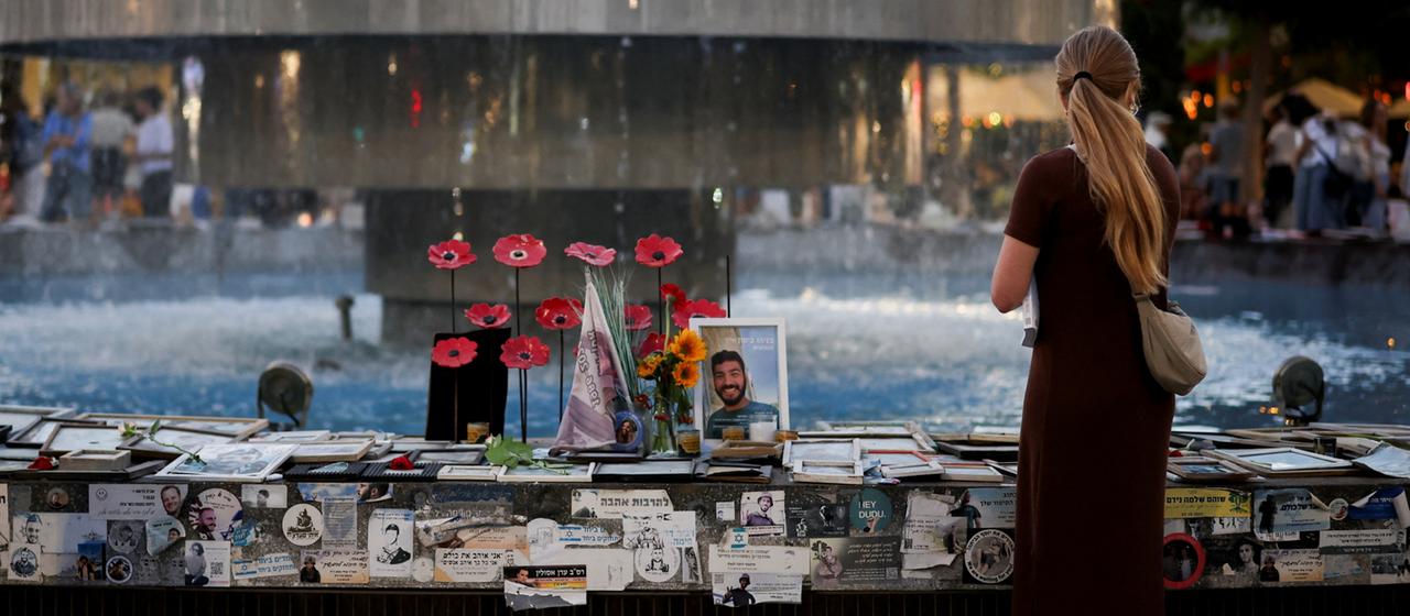 Eine Frau gedenkt an einem Brunnen in Tel Aviv der Opfer des 7. Oktober 2023.