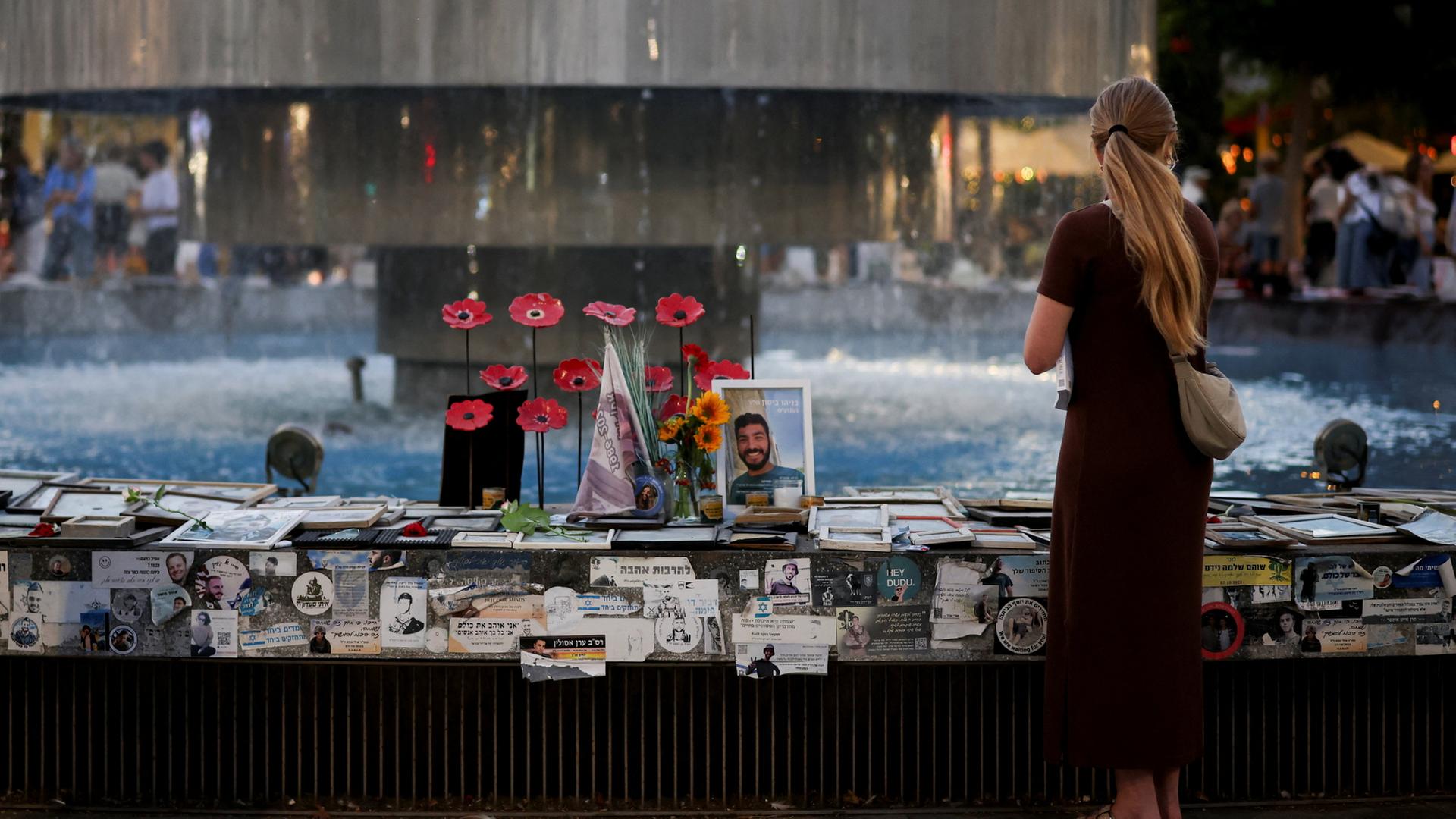 Eine Frau gedenkt an einem Brunnen in Tel Aviv der Opfer des 7. Oktober 2023. | REUTERS