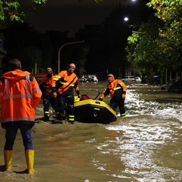 Rettungskräfte mit Schlauchboot in einer überfluteten Straße in Campi Bisenzio