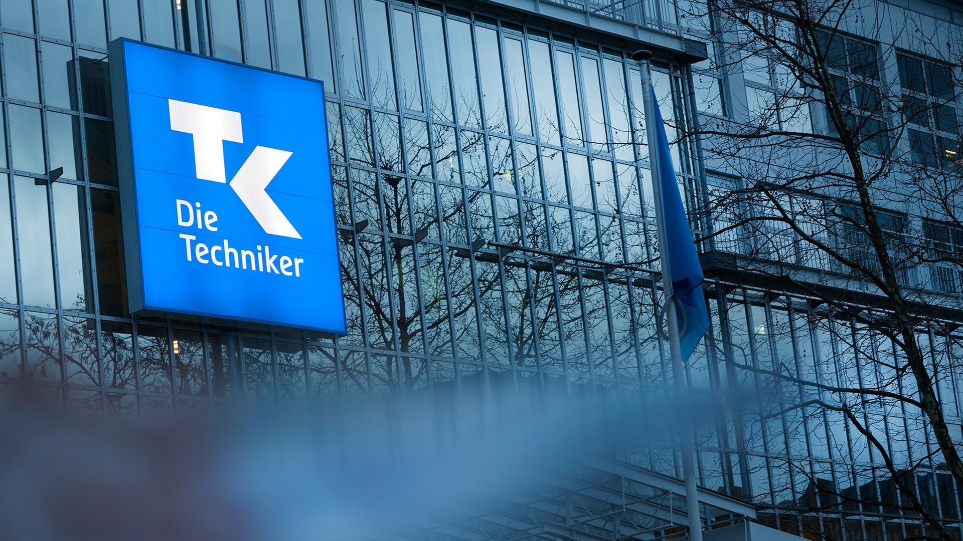 Das Logo der Techniker Krankenkasse ist an einer Hausfassade zu sehen. | ARD-aktuell / Korinth