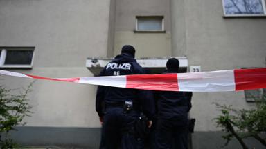 Polizisten vor dem Haus, in dem die mutmaßliche RAF-Terroristen Klette festgenommen wurde