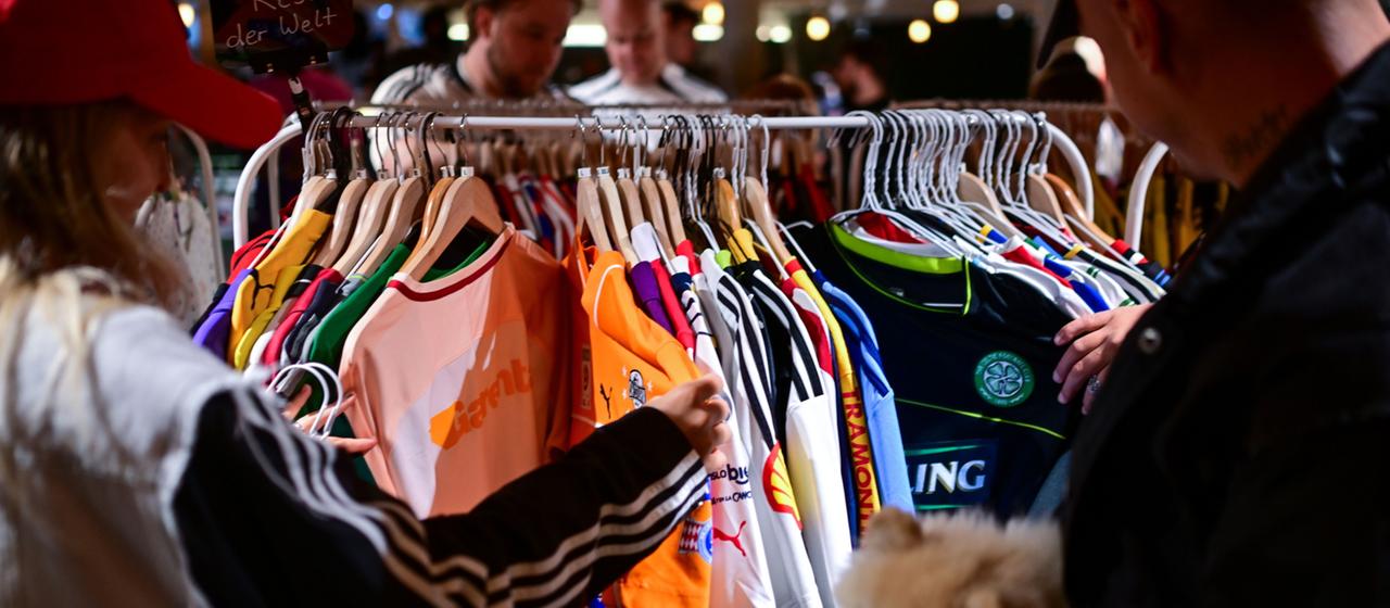 Markt für Fußball-Retro-Trikots am Potsdamer Platz in Berlin.