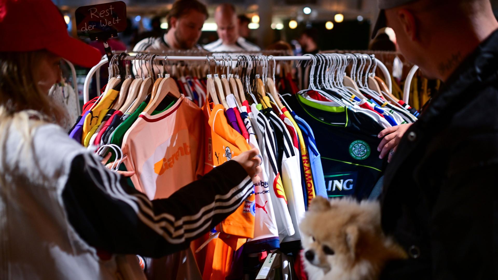 Markt für Fußball-Retro-Trikots am Potsdamer Platz in Berlin. | Sebastian Christoph Gollnow/dpa
