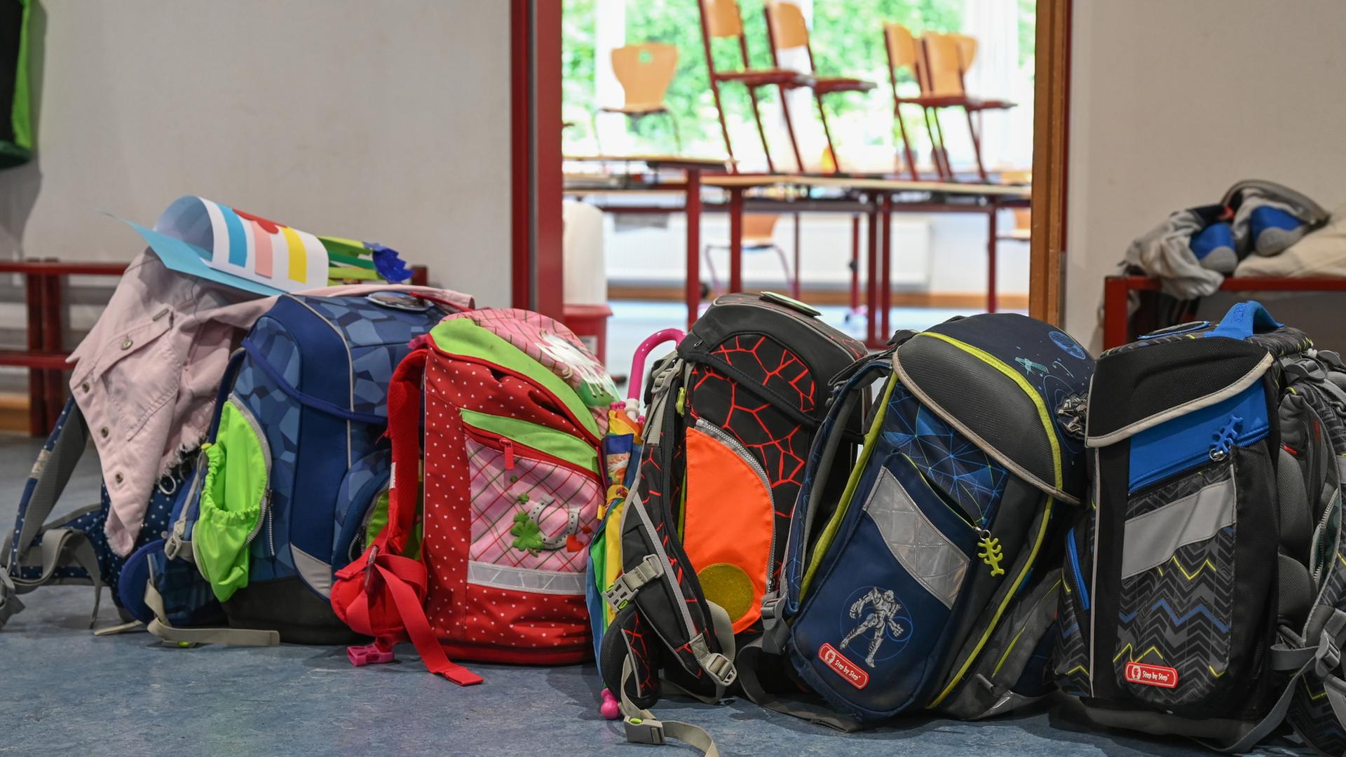 Schulranzen stehen vor einem Klassenraum einer Grundschule. | dpa
