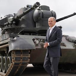 Olaf Scholz geht an einem Gepard-Panzer vorbei. (Archivbild: 25.08.2022)