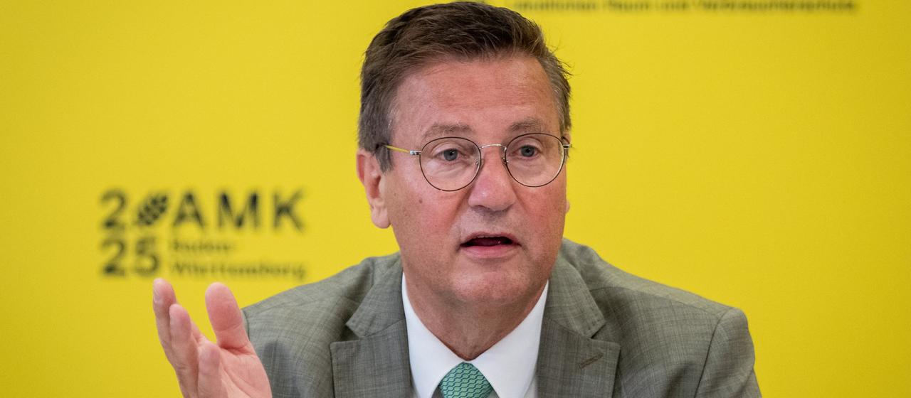  Peter Hauk spricht während einer Pressekonferenz.