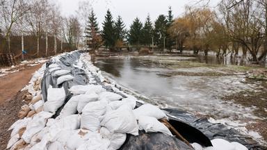 Nach dem Rückgang des Hochwassers der Helme tauchen die Wiesen hinter einem Behelfsdeich wieder auf