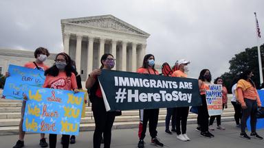 Menschen demonstrieren vor dem US Supreme Court für den Erhalt des "Dreamer"-Programms (Archivbild)