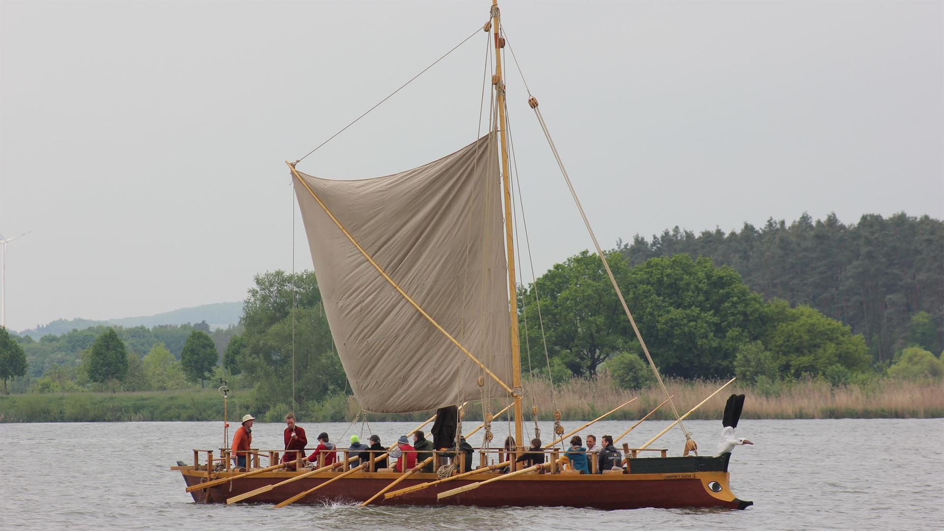 Studierende und Freiwillige bauen Boot der Römer nach