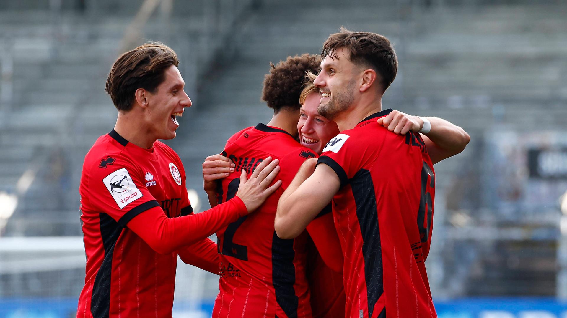 Jubel beim SV Wehen Wiesbaden | IMAGO / Jan Huebner