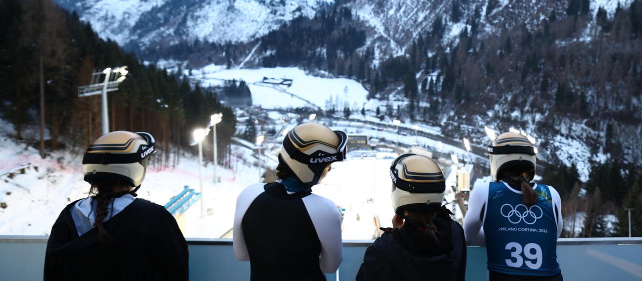 Skispringerinnen im Sprungzentrum von Predazzo