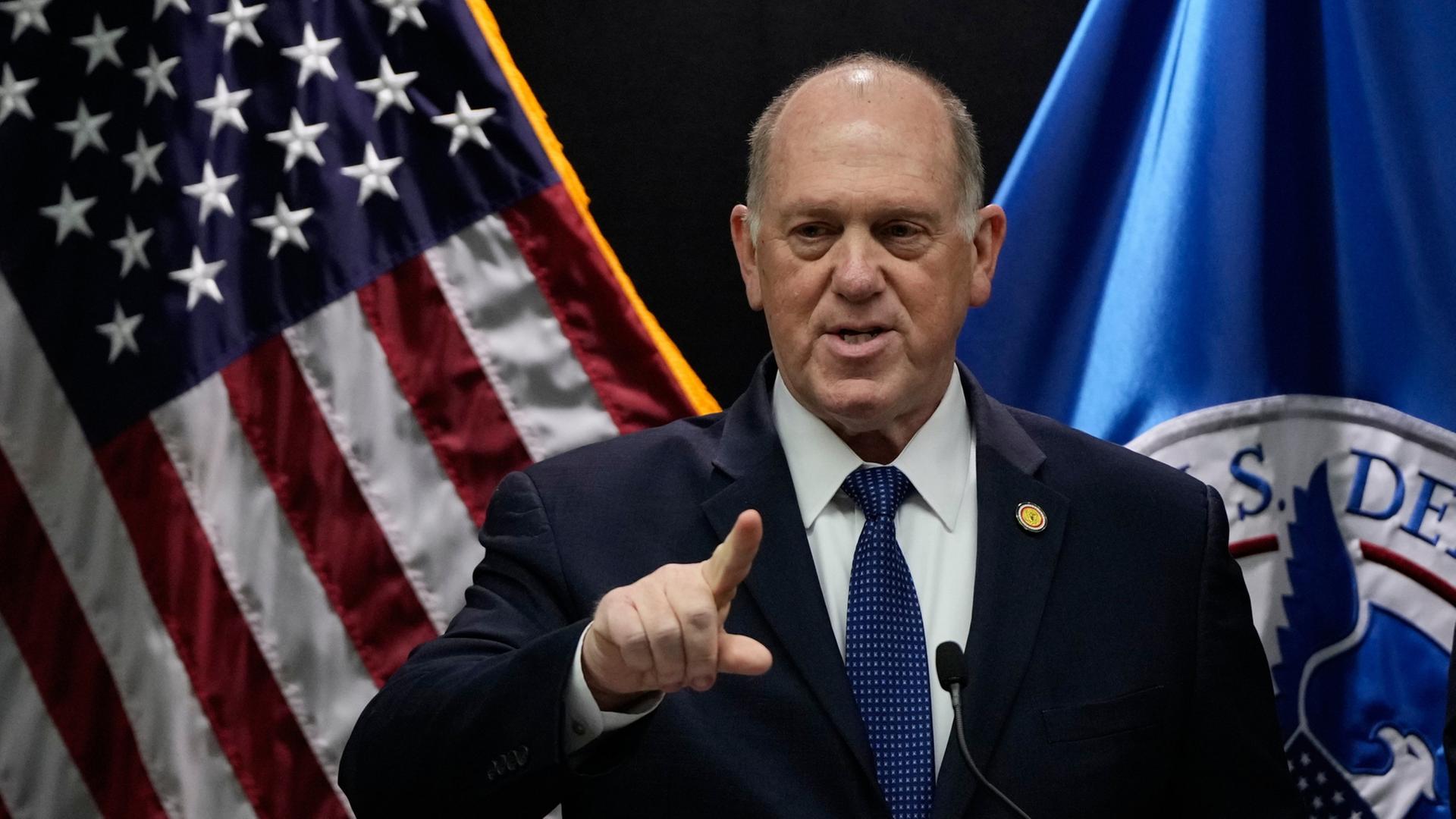 Tom Homan hält eine Pressekonferenz | AP