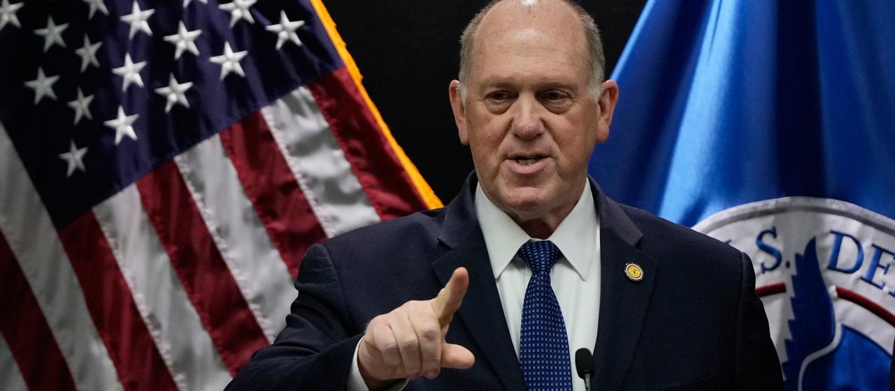 Tom Homan hält eine Pressekonferenz