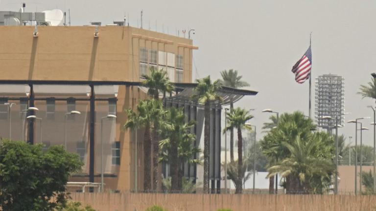 Die US-Botschaft in Bagdad mit einer Flagge der USA.