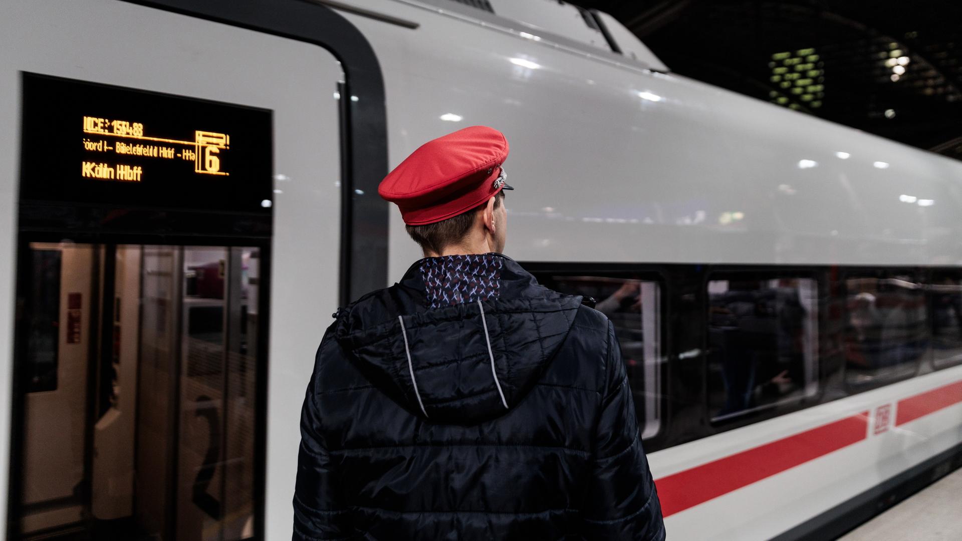 Ein Schaffner steht auf dem Bahnsteig vor dem neuen ICE-L der Deutschen Bahn | dpa