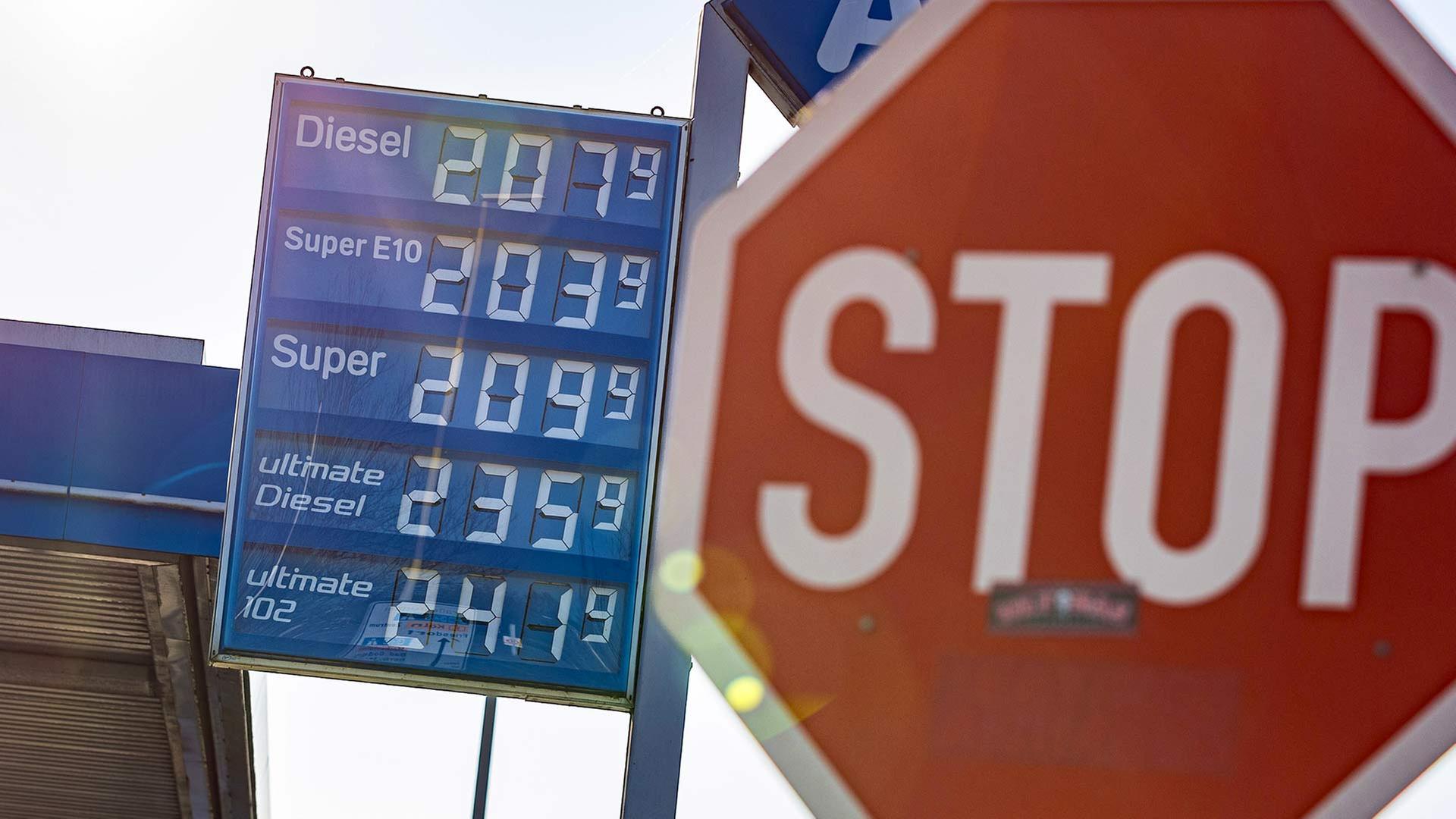 Ein Stop-Schild neben der Preisanzeige einer Tankstelle. | picture alliance / Bonn.digital
