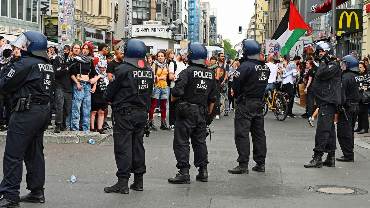 Berlin: Palästina-Demo am Checkpoint Charlie aufgelöst - neun Polizisten verletzt
